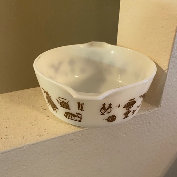 Pyrex Vintage Early American  Bowl with Brown Design. 1 1/2 Qt. Exc. Condition. - Picture 4 of 7